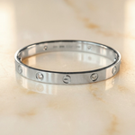 OW Monarch Bracelet – Bracelet by Olluwa, 18k gold-plated stainless steel, close-up detail