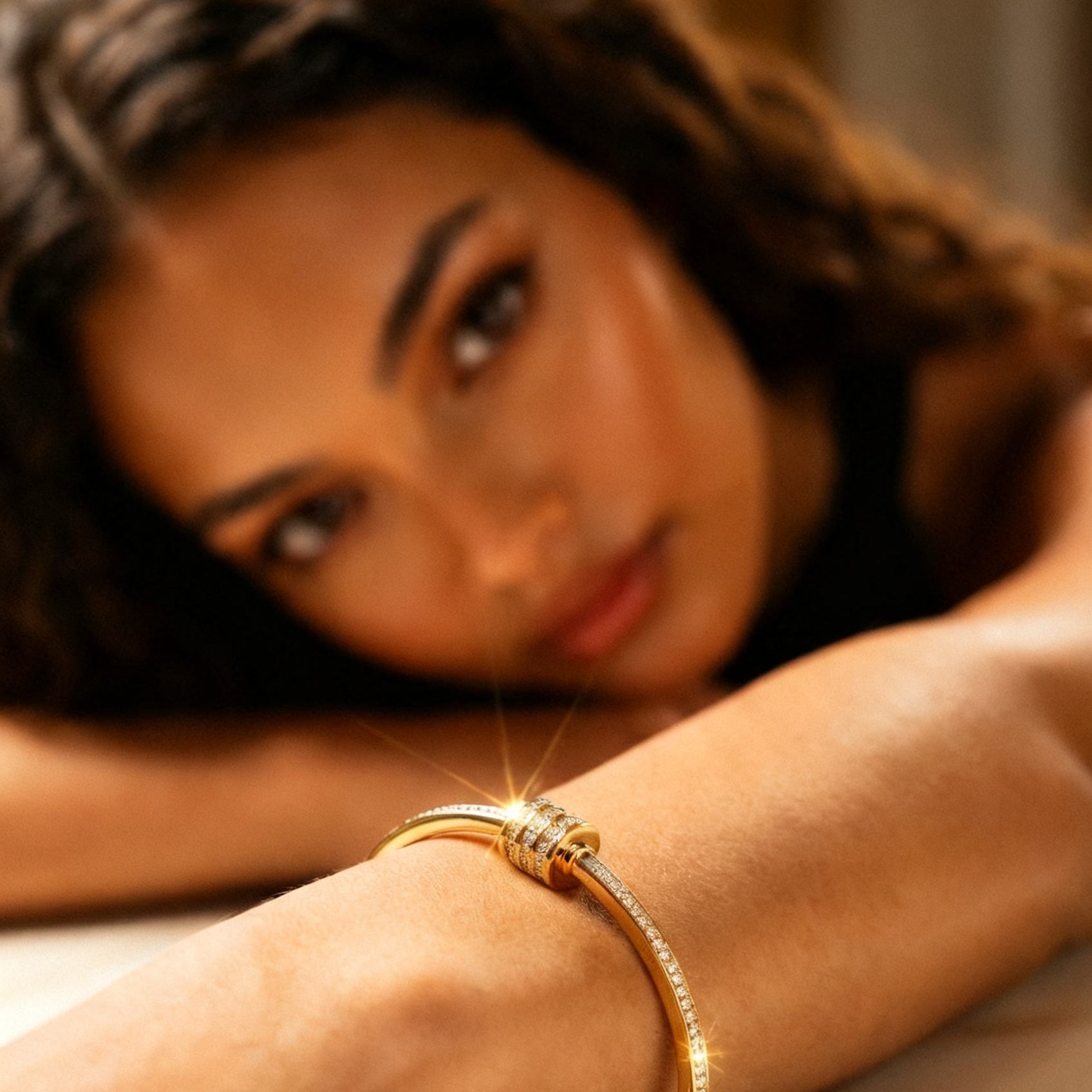 OW Classic Bracelet – Bracelet by Olluwa, 18k gold-plated stainless steel, clasp detail