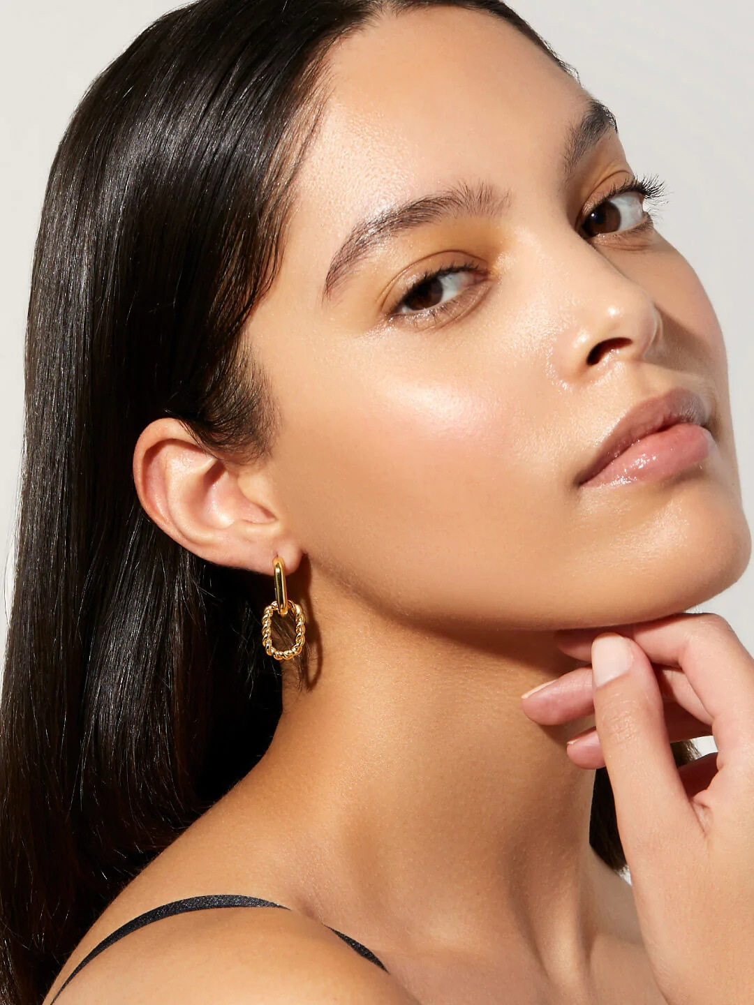 VINCI Earrings – Earrings by Olluwa, 18k gold-plated stainless steel, styled on the ear