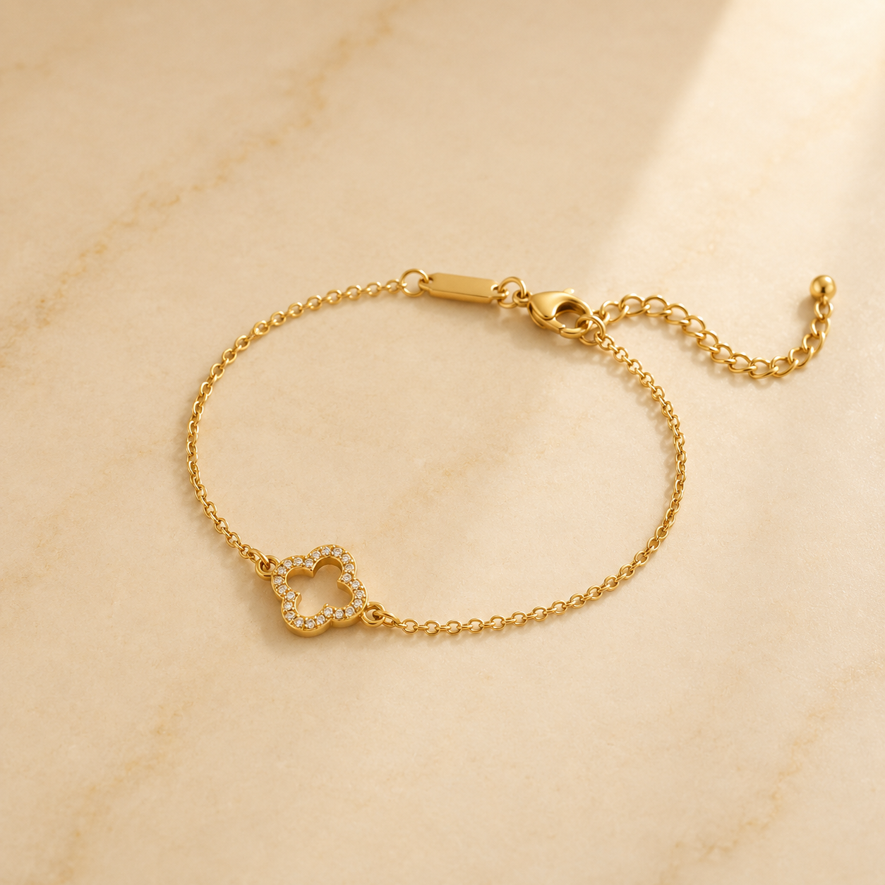 OW Crystal Clover Bracelet – Bracelet by Olluwa, 18k gold-plated stainless steel
