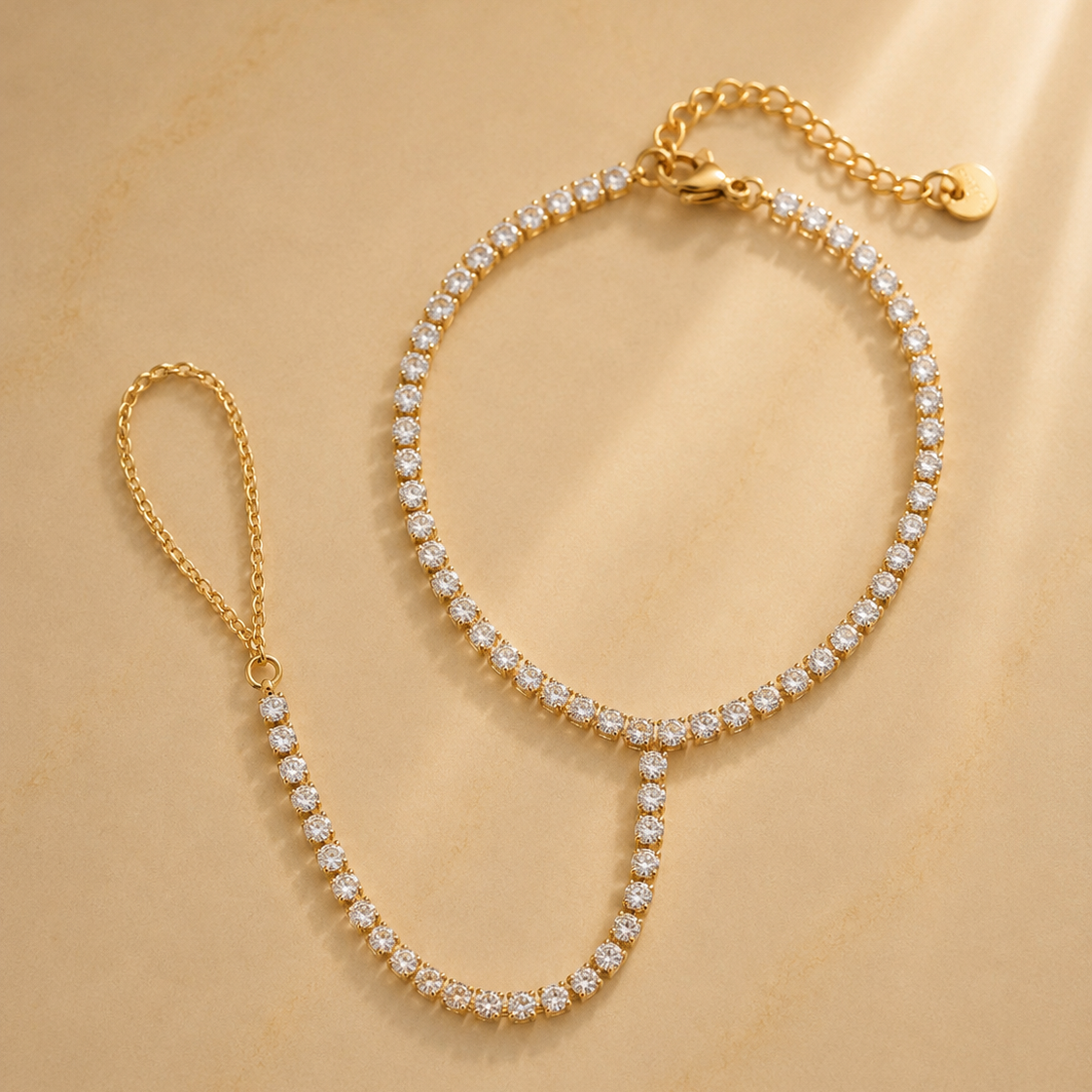 OW Amira Handchain – Bracelet by Olluwa, 18k gold-plated stainless steel, close-up chain detail