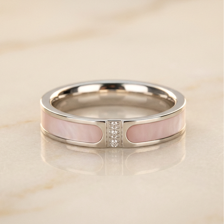 OW Iconic Ring – Ring by Olluwa, 18k gold-plated stainless steel, close-up detail