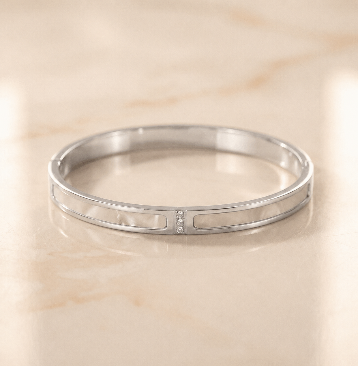 OW White Bracelet – Bracelet by Olluwa, 18k gold-plated stainless steel, close-up detail
