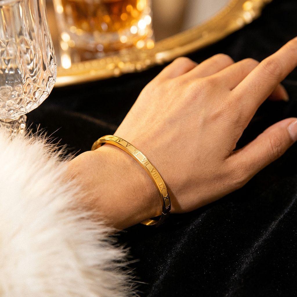 OW Roman Bracelet – Bracelet by Olluwa, 18k gold-plated stainless steel, close-up detail