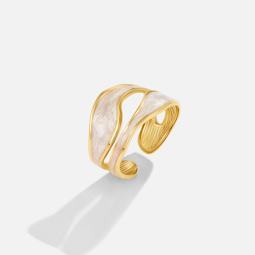OW Sabhara Ring – Ring by Olluwa, 18k gold-plated stainless steel, close-up detail